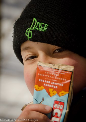 child eatig a clif bar