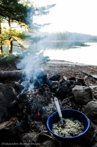 camping meals ramen noodles near the campfire
