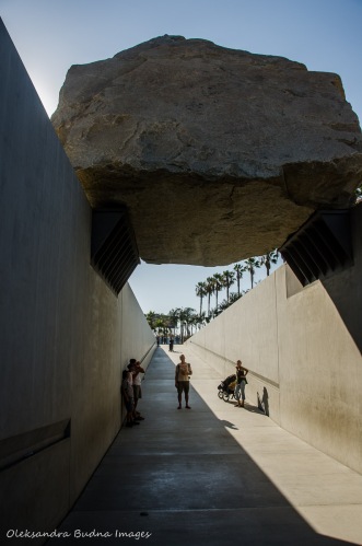 levitated mass in los angeles